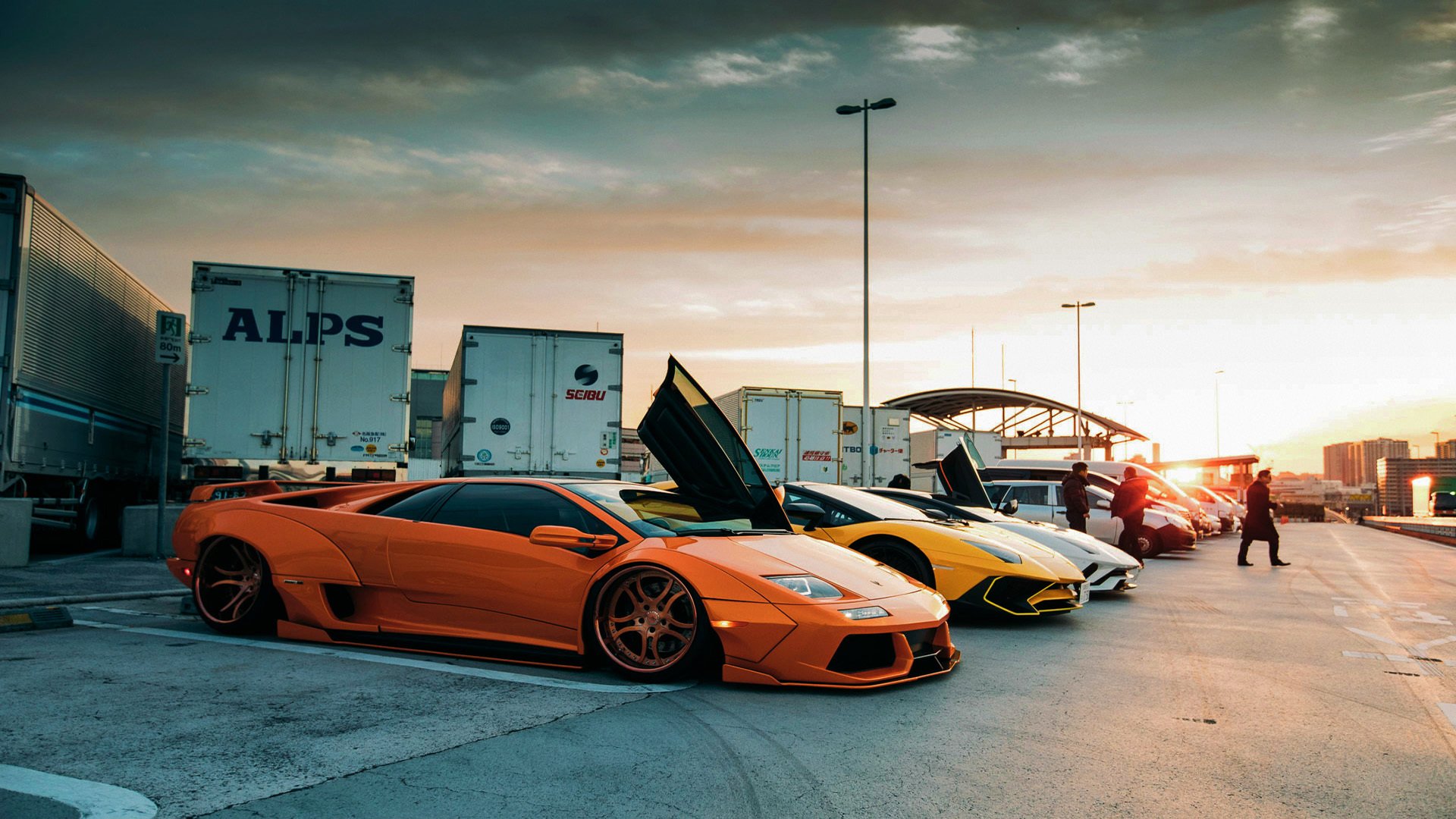 向顶峰挑战之登山赛:攀登者的极限之旅,向山顶攀登作文